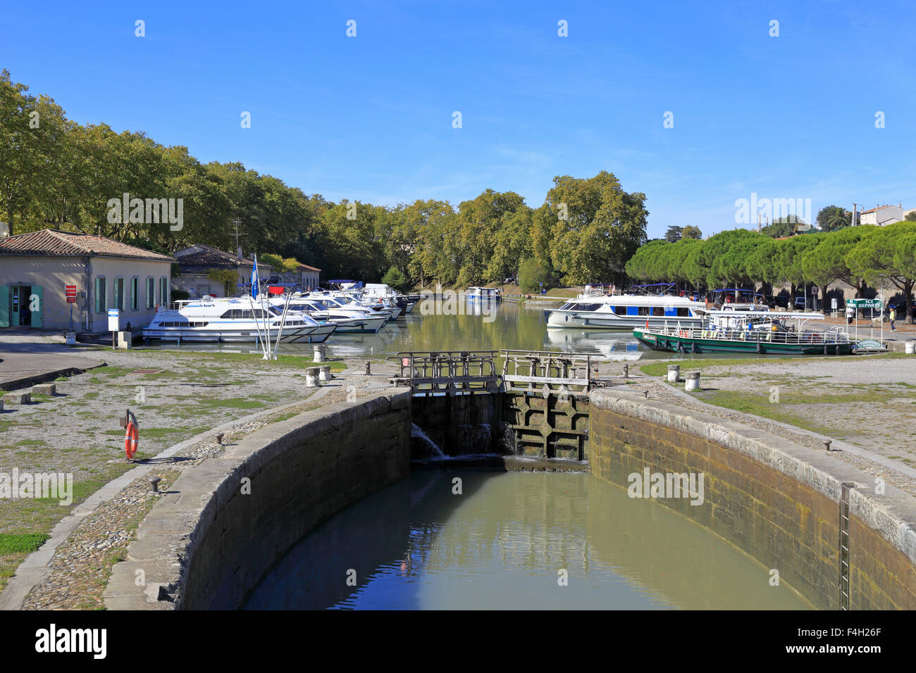 Bateaux au Port de Carcassonne sur le Canal du Midi, Aude, Languedoc Roussillon, France. Banque D'Images