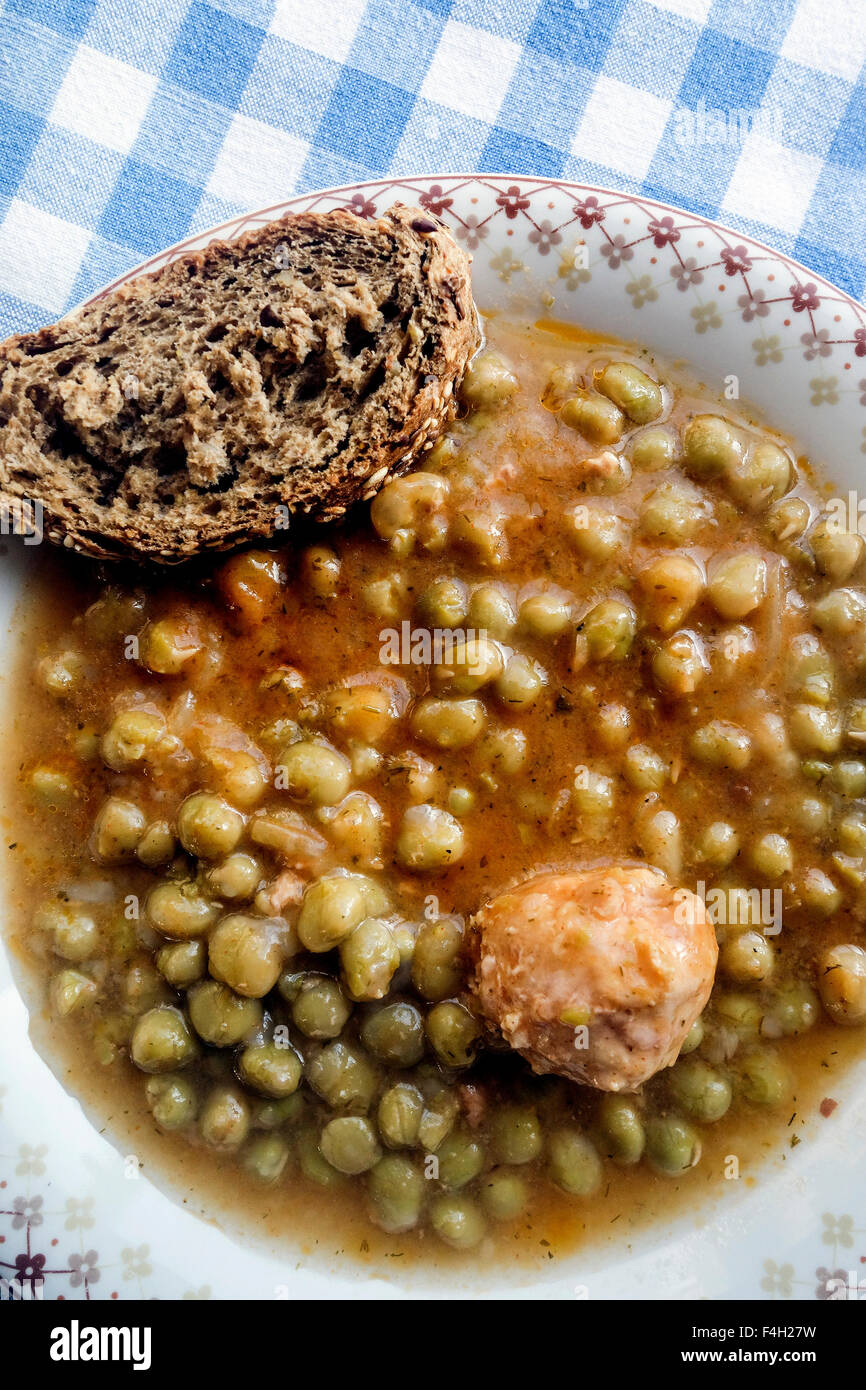La cuisine grecque.poulet aux pois Banque D'Images