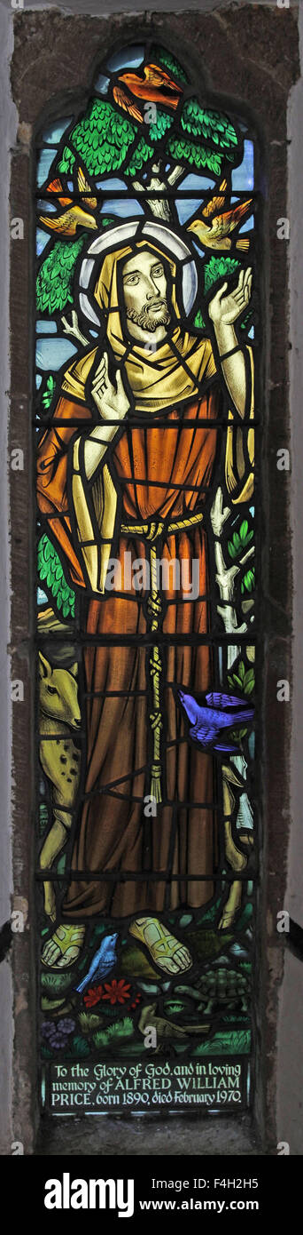 Vitraux modernes par Celtic Studios représentant Saint François d'Assise, l'église Saint-Pierre, Dixton, Monbucshire, pays de Galles. Installé autour de 1970. Banque D'Images