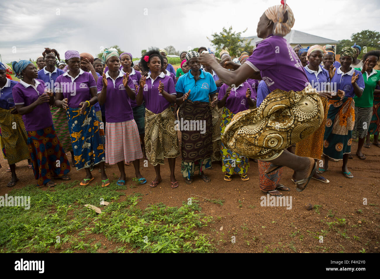 Les femmes des Vanniers Amongtaaba Sumbrungu Zobiko en groupe, Village, district Bolgatanga, Ghana, chanter et danser ensemble. Banque D'Images