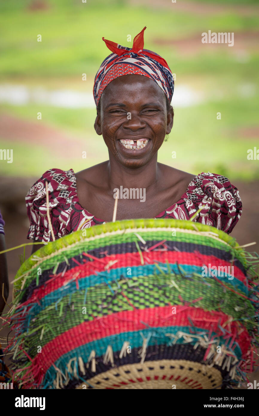 Le commerce équitable, des paniers de paille sont tissés par les femmes de Amongtaaba Vanniers Groupe dans le district Bolgatanga (Ghana). Banque D'Images