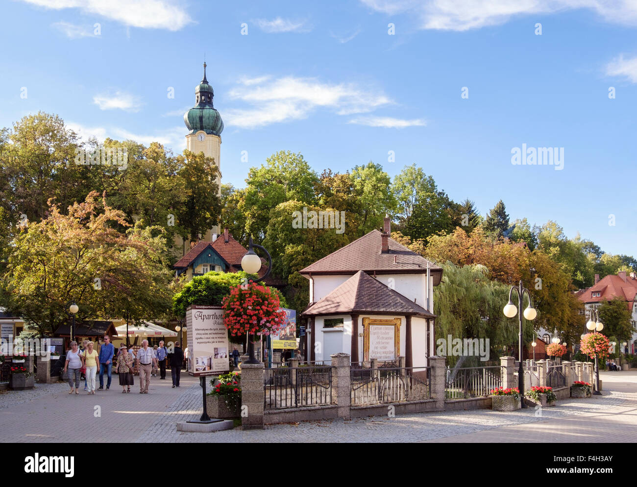 Rue piétonne avec les touristes au centre du Piémont ville thermale. Polanica-Zdroj, Klodzko, Basse Silésie, Pologne, Europe Banque D'Images
