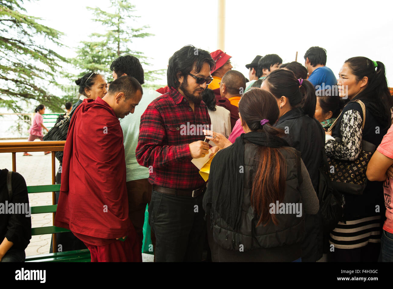 Mcleodganj, Himachal Pradesh. 18 octobre 2015. Lukar Jam à parler à des gens à l'élection parlementaire tibétaine. Banque D'Images