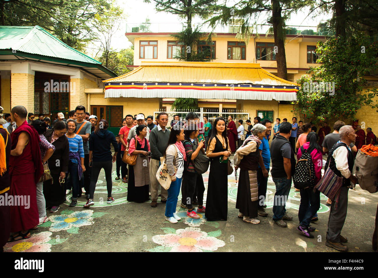 Mcleodganj, Himachal Pradesh. 18 octobre 2015. Les tibétains en exil dans la file d'attente de leur vote au premier tour de l'élection parlementaire au monastère de Namgyal. Credit : abhishek bali/Alamy Live News Banque D'Images