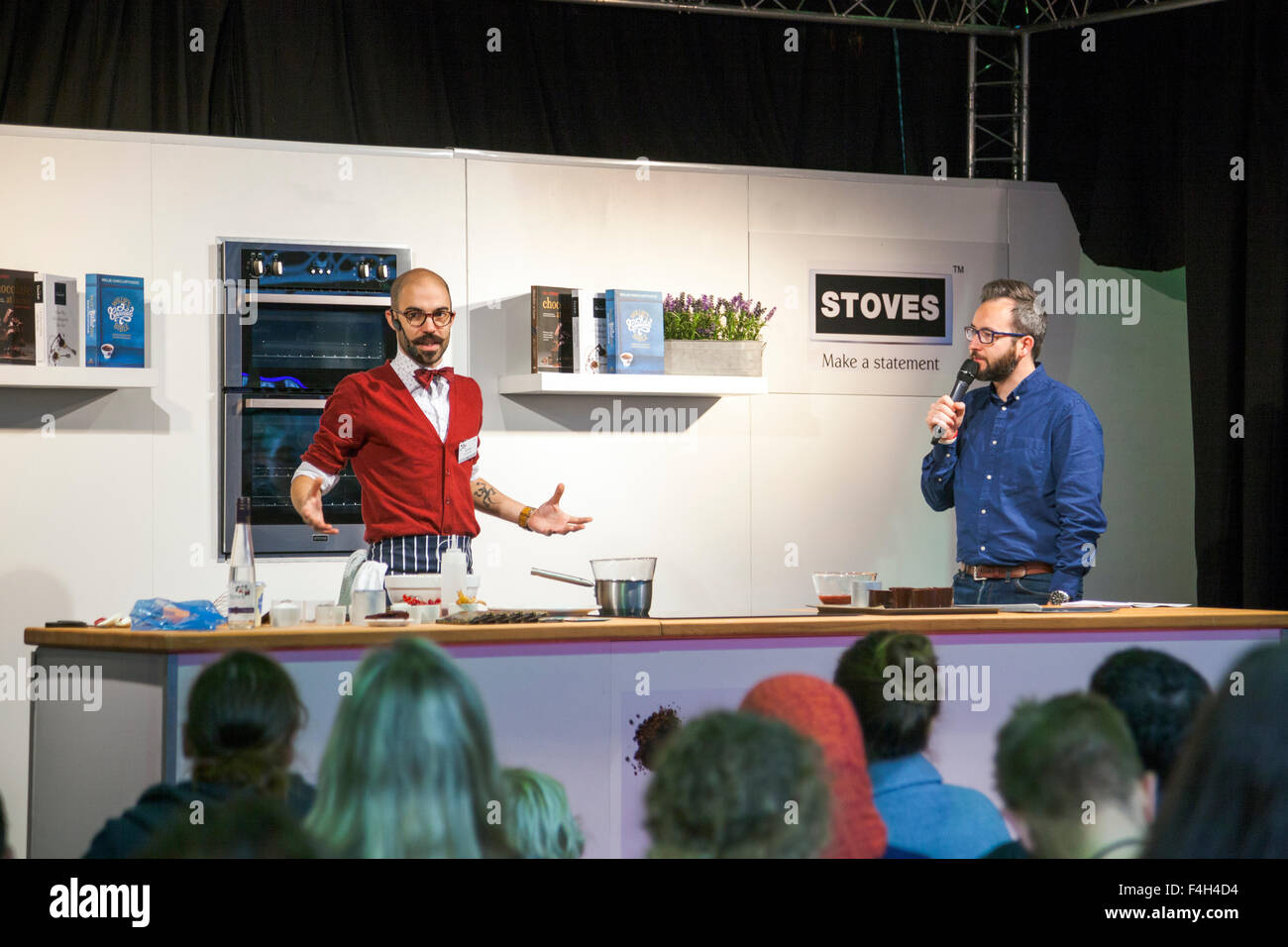 Londres, Royaume-Uni. 18 octobre 2015 - Tony Rodd, finaliste de Masterchef, la création d'un dessert de la Forêt-Noire en face de l'auditoire. Des spécialistes internationaux de l'industrie du chocolat se rassemblent à Olympia hall pour exposer à l'assemblée annuelle du chocolat à Londres, le plus grand événement de chocolat. Les activités comprennent des ateliers, des présentations par des grands chefs, des démonstrations et un chocolat fashion show. Credit : Nathaniel Noir/Alamy Live News Banque D'Images