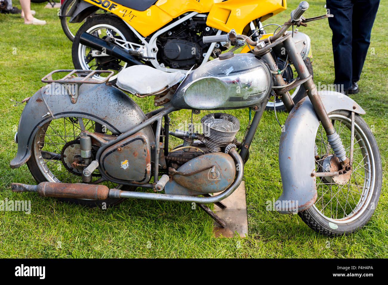 Rusty vieille moto à restaurer Photo Stock - Alamy