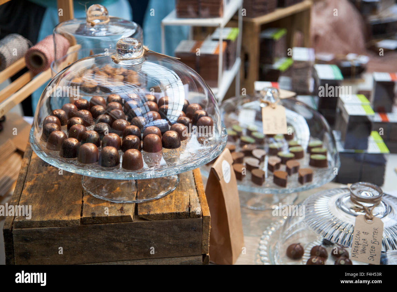 Londres, Royaume-Uni. 18 octobre 2015 - Zara's Chocolates praline. Des spécialistes internationaux de l'industrie du chocolat se rassemblent à Olympia hall pour exposer à l'assemblée annuelle du chocolat à Londres, le plus grand événement de chocolat. Les activités comprennent des ateliers, des présentations par des grands chefs, des démonstrations et un chocolat fashion show. Credit : Nathaniel Noir/Alamy Live News Banque D'Images