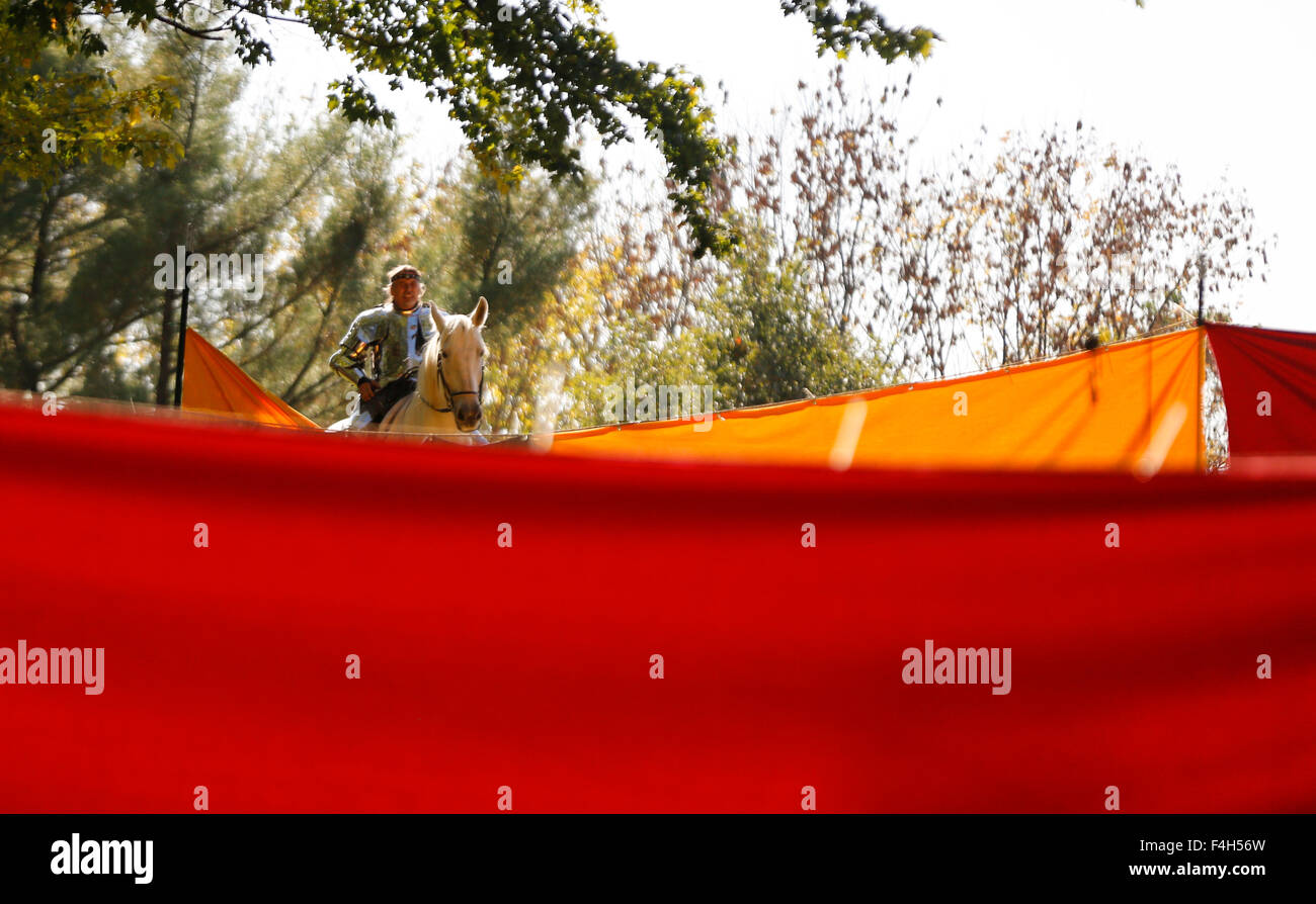 Ferdinand, Indiana, USA . 17 Oct, 2015. Cavalier de joutes attend pendant le Rosenvolk allemand médiéval fantastique sur le thème du festival à Ferdinand, Indiana. (Photo de Jeremy Hogan) Crédit : Jeremy Hogan/Alamy Live News Banque D'Images