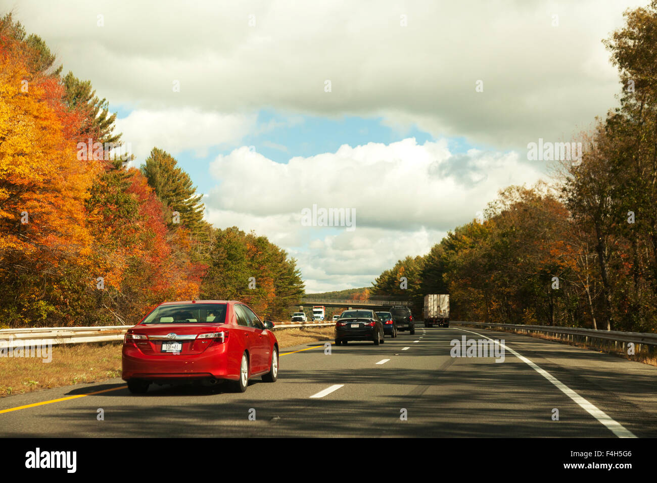 Les voitures qui circulent sur l'Interstate 90 (I-90 ) route ou autoroute, également connu sous le nom de Mass Pike, Massachusetts, USA Banque D'Images