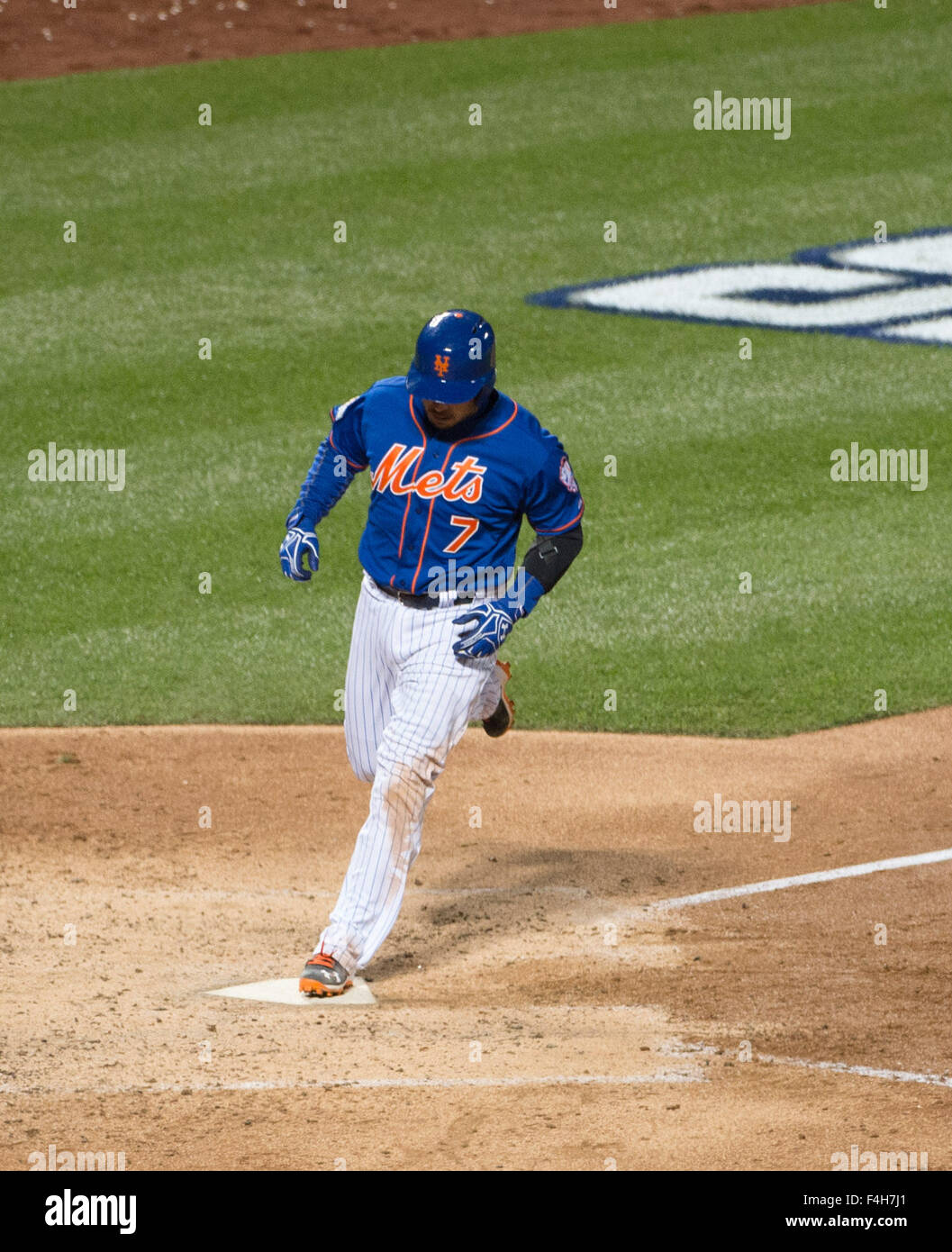 New York, NY, USA. 17 Oct, 2015. New York Mets catcher TRAVIS D'ARNAUD (7) frappe un home run dans la 6e manche de jeu 1 de la Ligue nationale de baseball championnat de série au Citi Field, Samedi, Octobre 17, 2015. © Bryan Smith/ZUMA/Alamy Fil Live News Banque D'Images