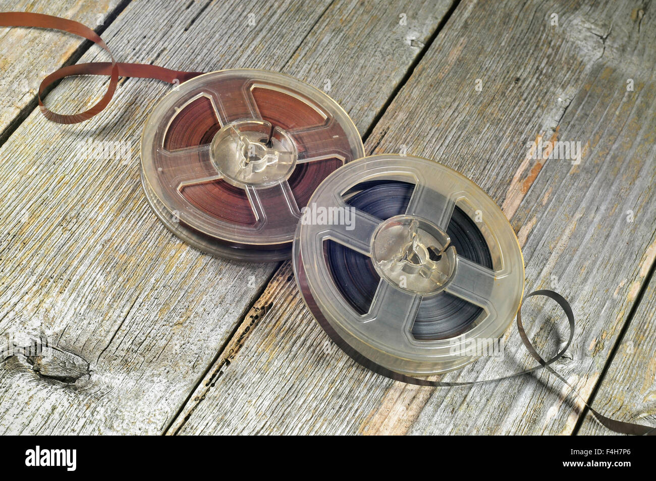 Deux cassettes de musique ancienne sur une table en bois Banque D'Images