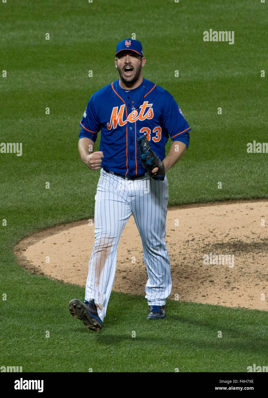 New York, NY, USA. 17 Oct, 2015. Mets de New York le lanceur partant MATT HARVEY (33) réagit à la 7ème manche du jeu 1 de la Ligue nationale de baseball championnat de série au Citi Field, Samedi, Octobre 17, 2015. © Bryan Smith/ZUMA/Alamy Fil Live News Banque D'Images