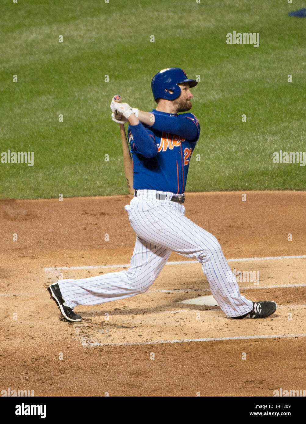 New York, NY, USA. 17 Oct, 2015. New York Mets le deuxième but Daniel Murphy (28) frappe un coup de circuit en solo dans la 1ère manche du jeu 1 de la Ligue nationale de baseball championnat de série au Citi Field, Samedi, Octobre 17, 2015. © Bryan Smith/ZUMA/Alamy Fil Live News Banque D'Images