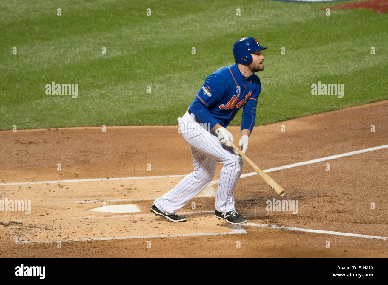 New York, NY, USA. 17 Oct, 2015. New York Mets le deuxième but Daniel Murphy (28) frappe un coup de circuit en solo dans la 1ère manche du jeu 1 de la Ligue nationale de baseball championnat de série au Citi Field, Samedi, Octobre 17, 2015. © Bryan Smith/ZUMA/Alamy Fil Live News Banque D'Images