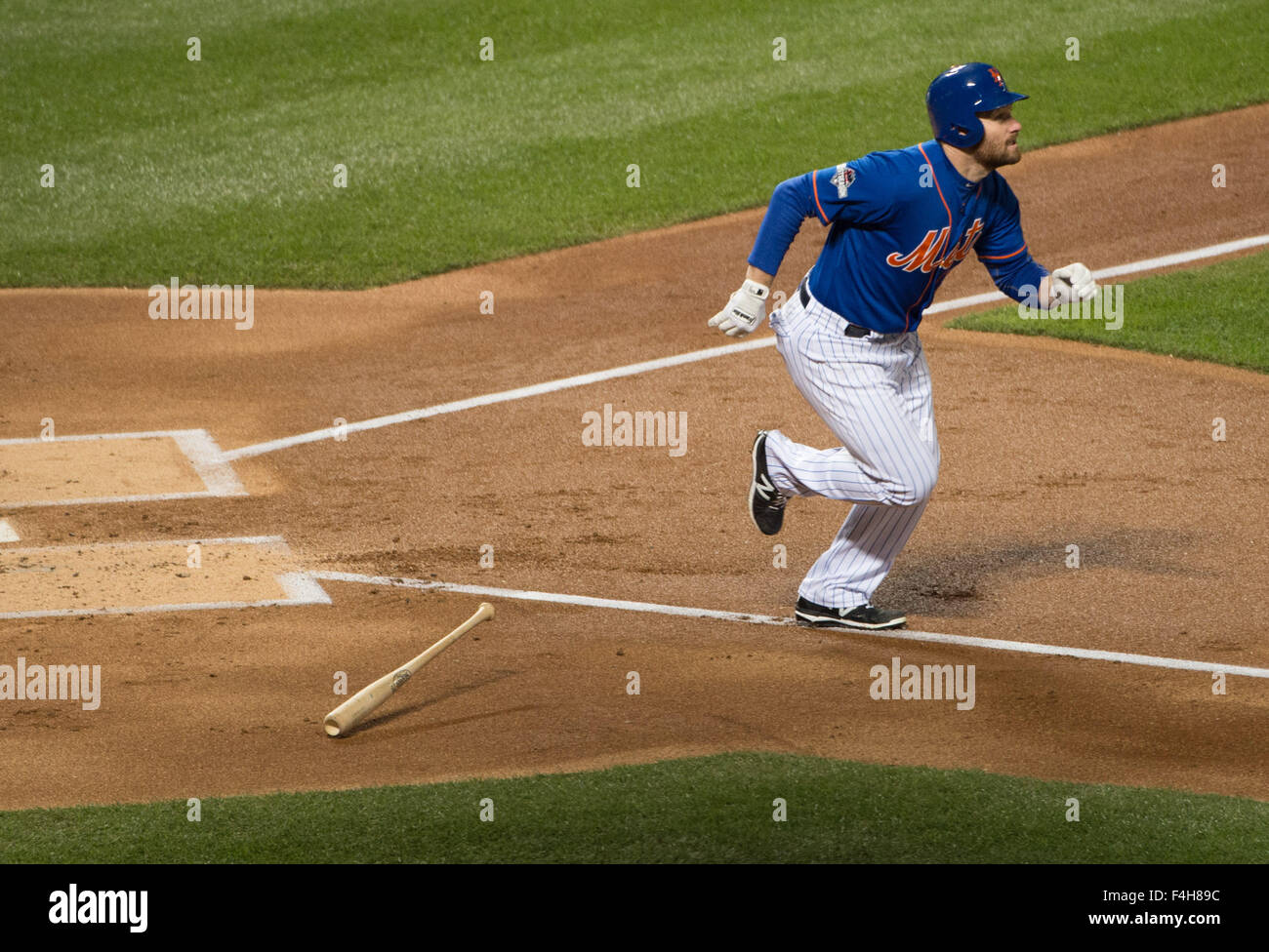 New York, NY, USA. 17 Oct, 2015. New York Mets le deuxième but Daniel Murphy (28) frappe un coup de circuit en solo dans la 1ère manche du jeu 1 de la Ligue nationale de baseball championnat de série au Citi Field, Samedi, Octobre 17, 2015. © Bryan Smith/ZUMA/Alamy Fil Live News Banque D'Images
