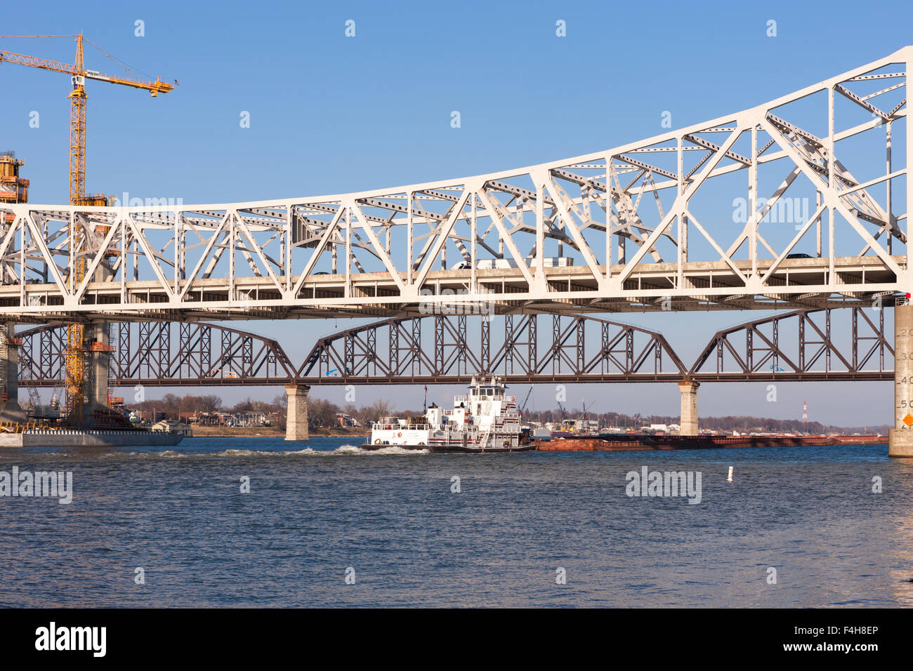 Le capitaine de remorqueurs AEP River Bill Stewart pousse une barge à l'est de la charge sur l'Ohio River à Louisville, Kentucky. Banque D'Images