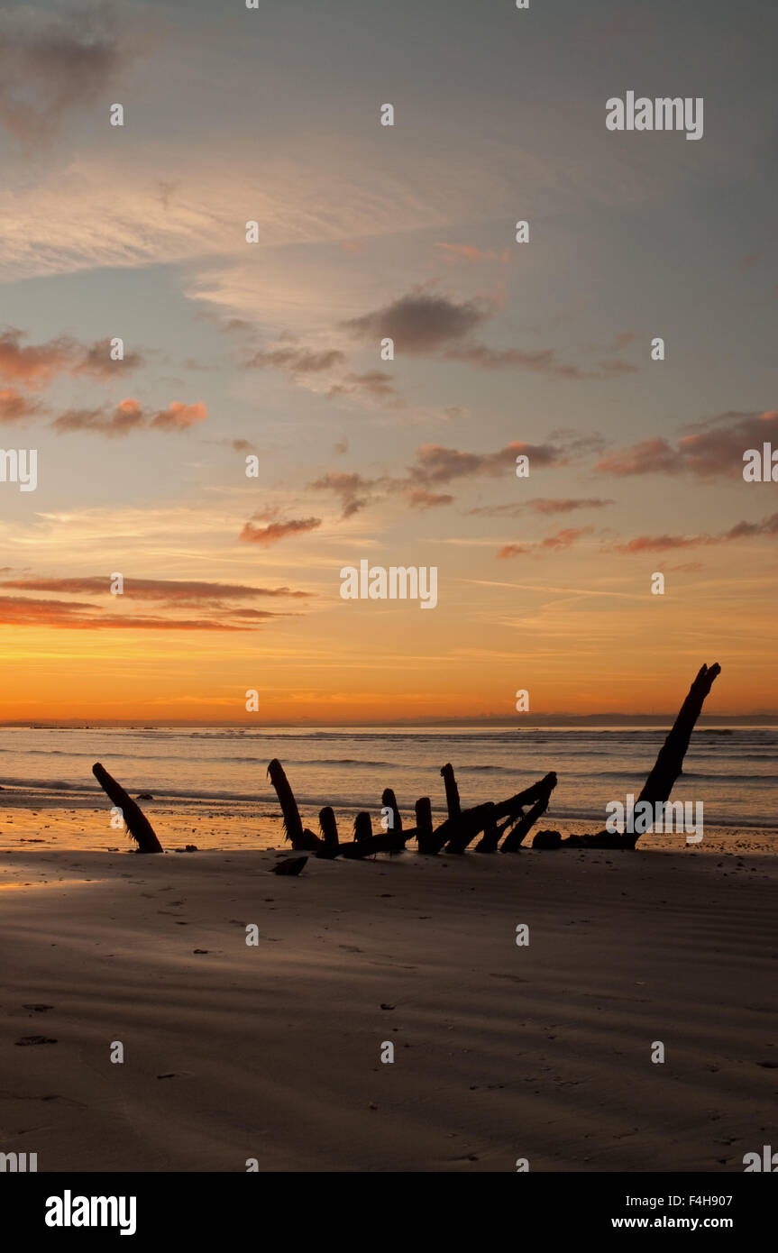 Naufrage au coucher du soleil sur les sables bitumineux Seton Banque D'Images