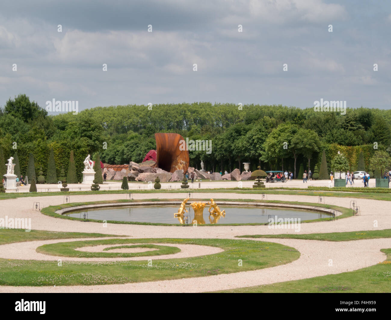 Les jardins du palais de Versailles avec Anish Kapoor Dity installation en coin Banque D'Images