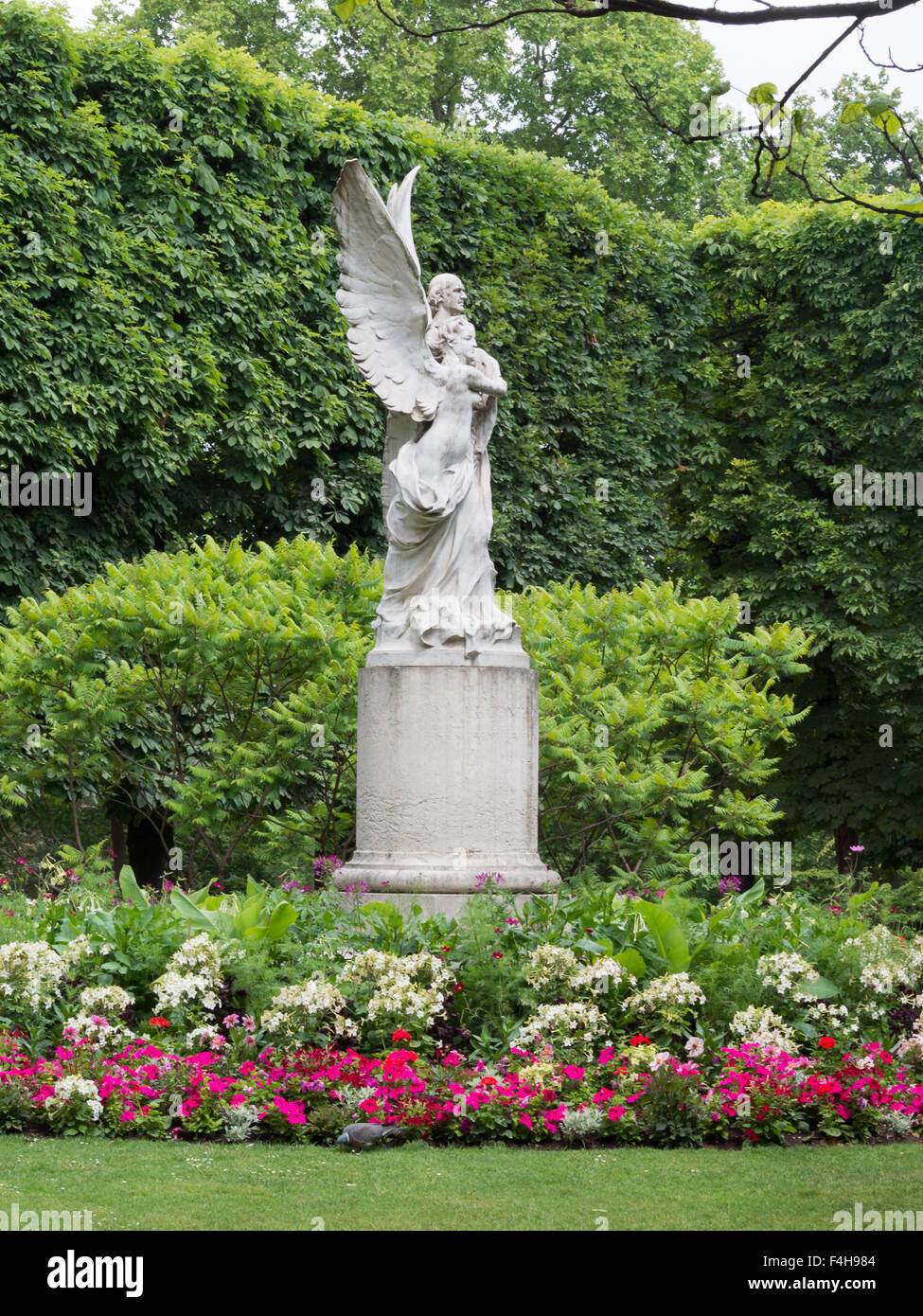 Statue Angel entre les fleurs dans le jardin du Palais du Luxembourg Banque D'Images