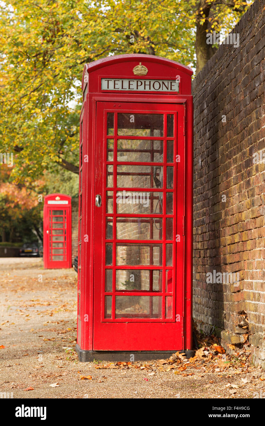 Hampstead, Londres, Royaume-Uni, 18 Octobre 2015 : La Phonebox rouge aux couleurs de l'automne sous le soleil de Hampstead Village. Crédit : David Bleeker Photography.com/Alamy Live News Banque D'Images