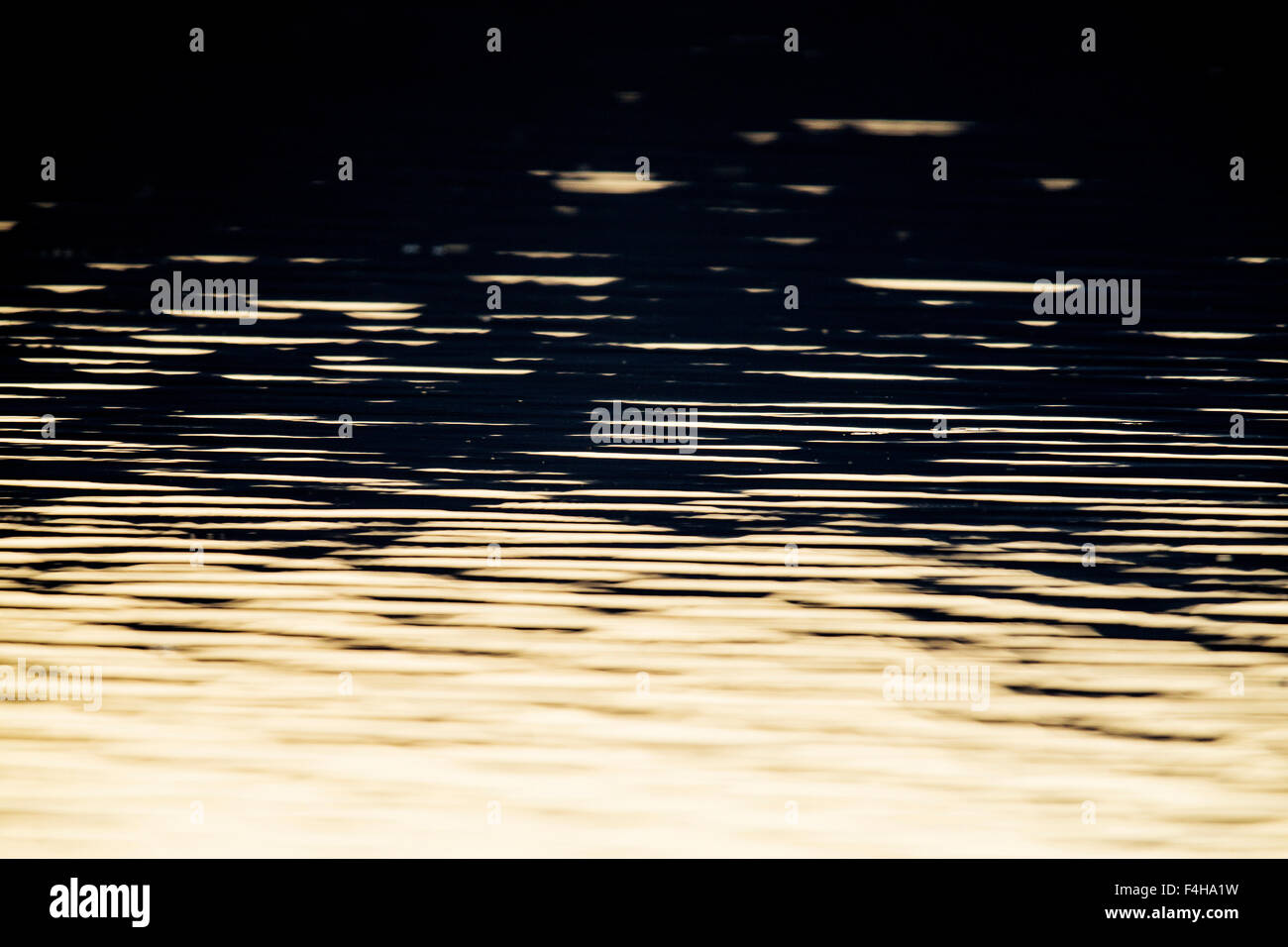 Ciel crépuscule reflète dans lac, Monte Vista National Wildlife Refuge, San Luis Valley, Colorado, USA Banque D'Images