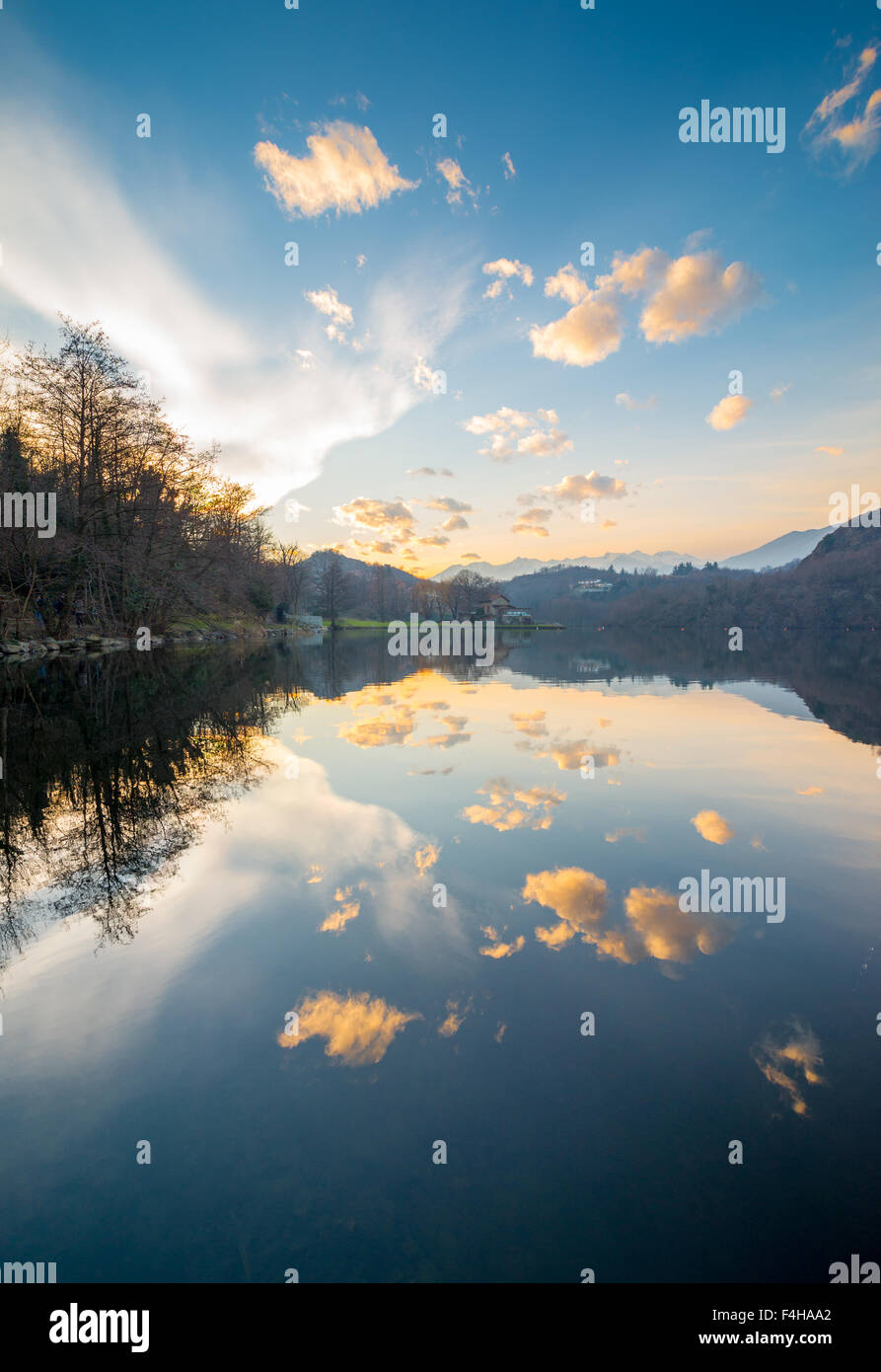 Vue magnifique du lac Sirio en Piémont au coucher du soleil, avec un grand ciel reflétant elle-même dans l'eau calme Banque D'Images