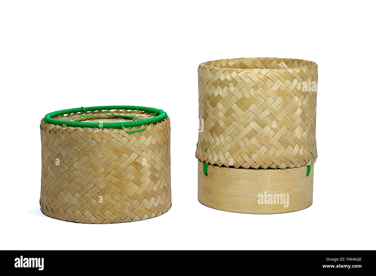 L'Osier bambou pour le riz collant avec de l'artisanat tradition fond blanc Banque D'Images