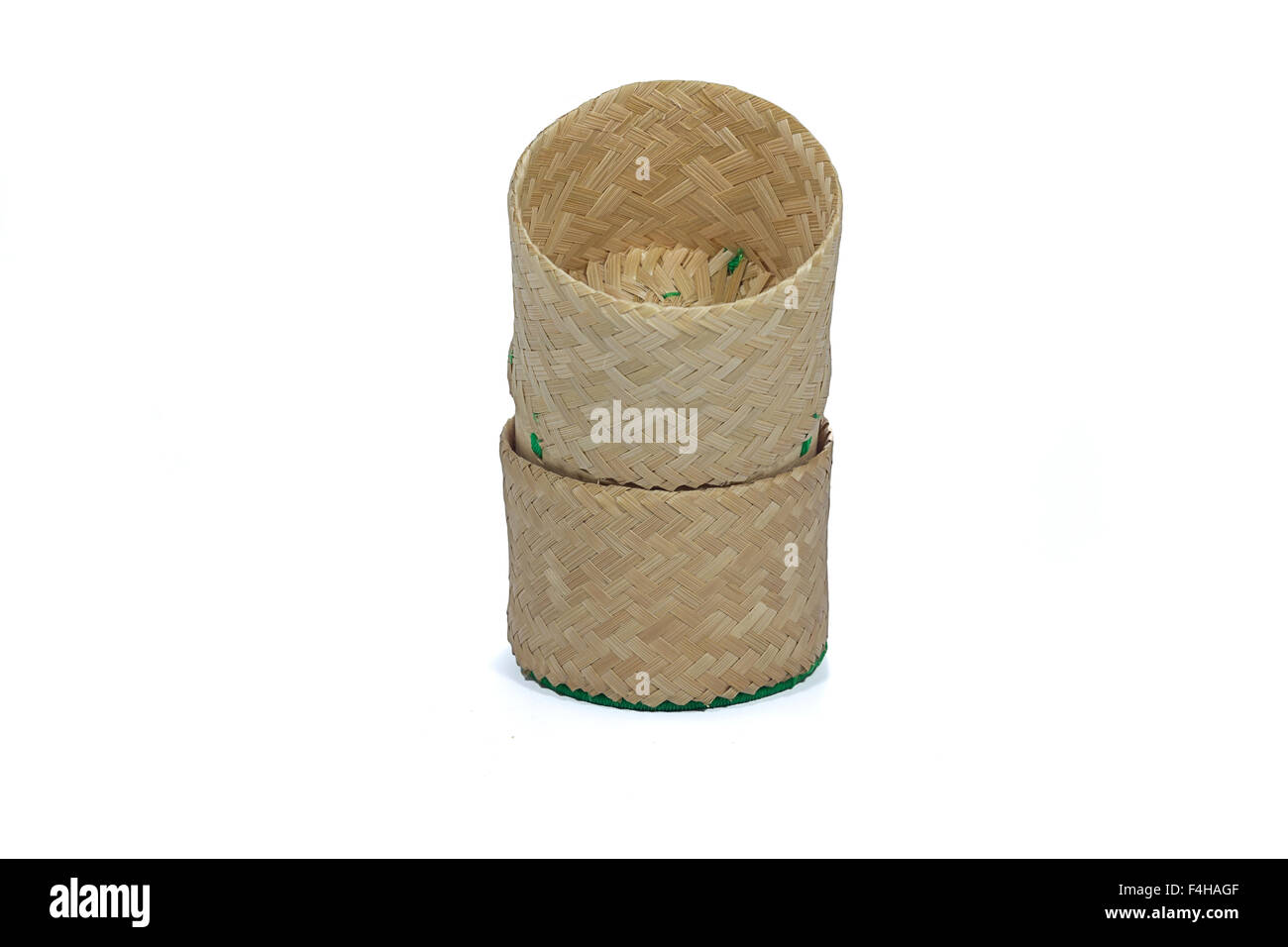 L'Osier bambou pour le riz collant avec de l'artisanat tradition fond blanc Banque D'Images