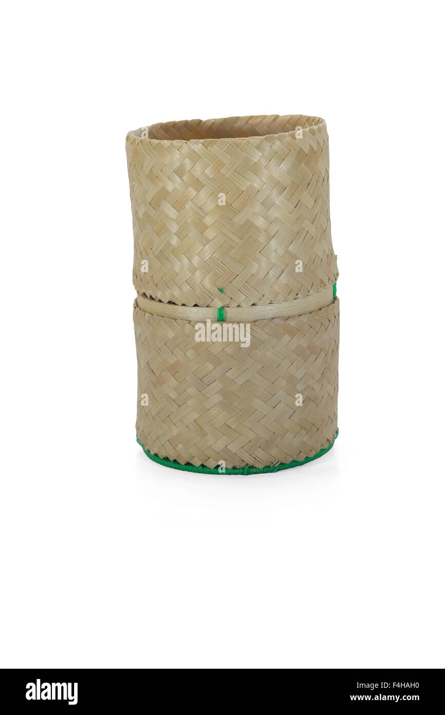 L'Osier bambou pour le riz collant avec de l'artisanat tradition fond blanc Banque D'Images