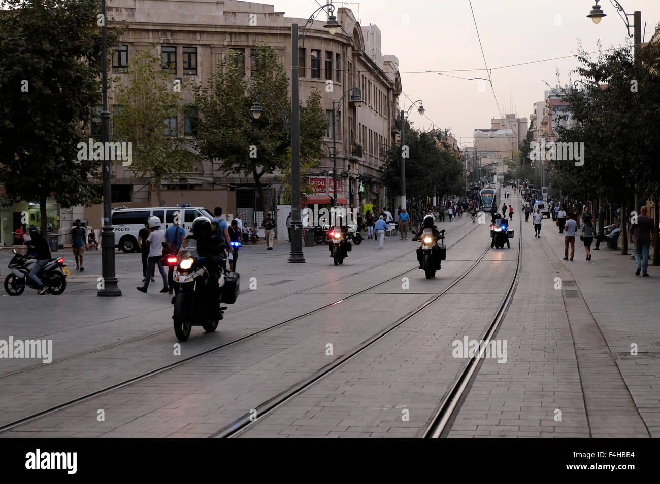 Les motocyclistes de la police israélienne patrouillant le long de la rue Jaffa centre-ville ouest Jérusalem Israël Banque D'Images