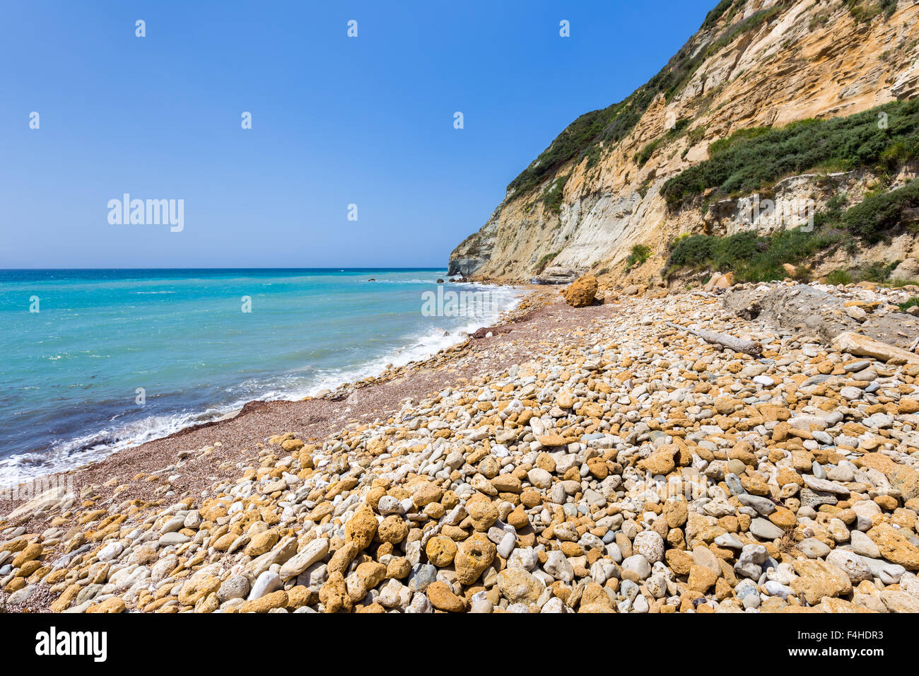 Côte paysage avec plage de galets, montagne et mer bleue en Grèce KEFALONIA Banque D'Images