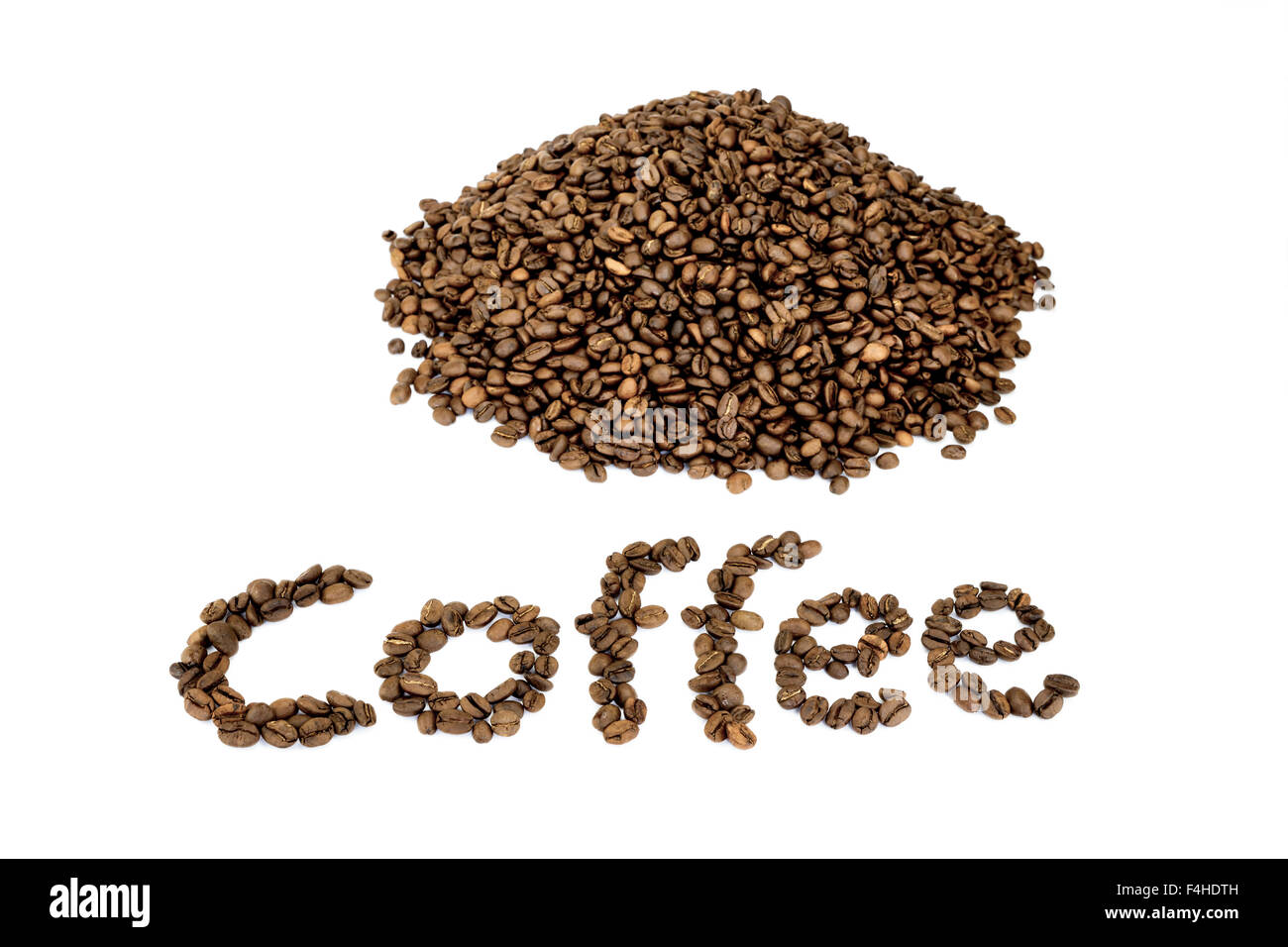Mot café avec heap de grains de café isolé sur fond blanc Banque D'Images