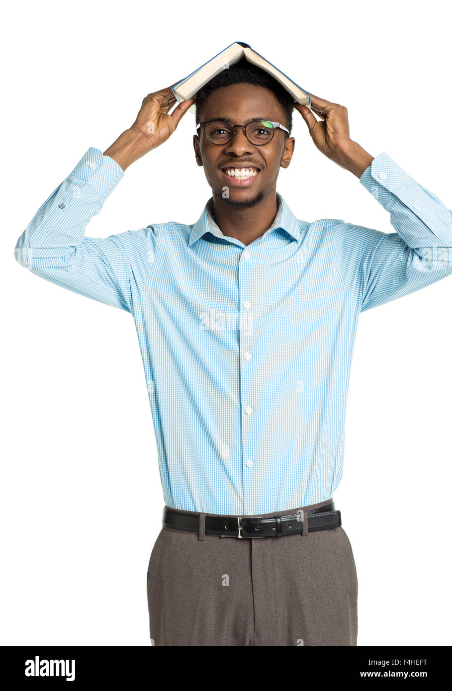 Happy african american college student with livre sur sa tête debout sur fond blanc Banque D'Images
