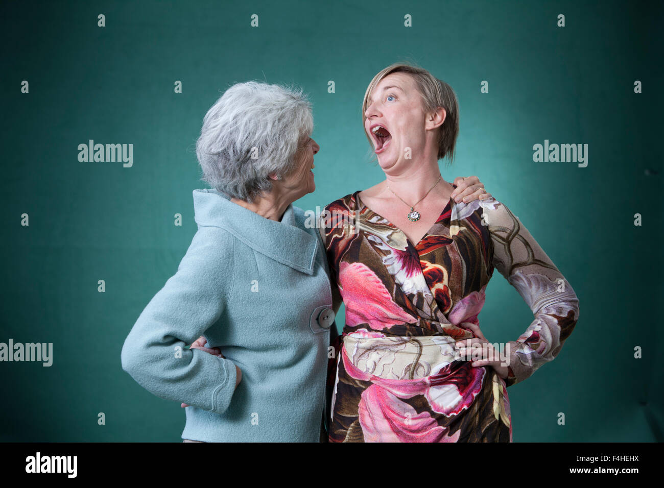 Jean Seaton (à gauche), professeur de l'histoire des médias, et Charlotte Higgins, l'écrivain et journaliste britannique, à l'Edinburgh International Book Festival 2015. Edimbourg, Ecosse. 26 août 2015 Banque D'Images