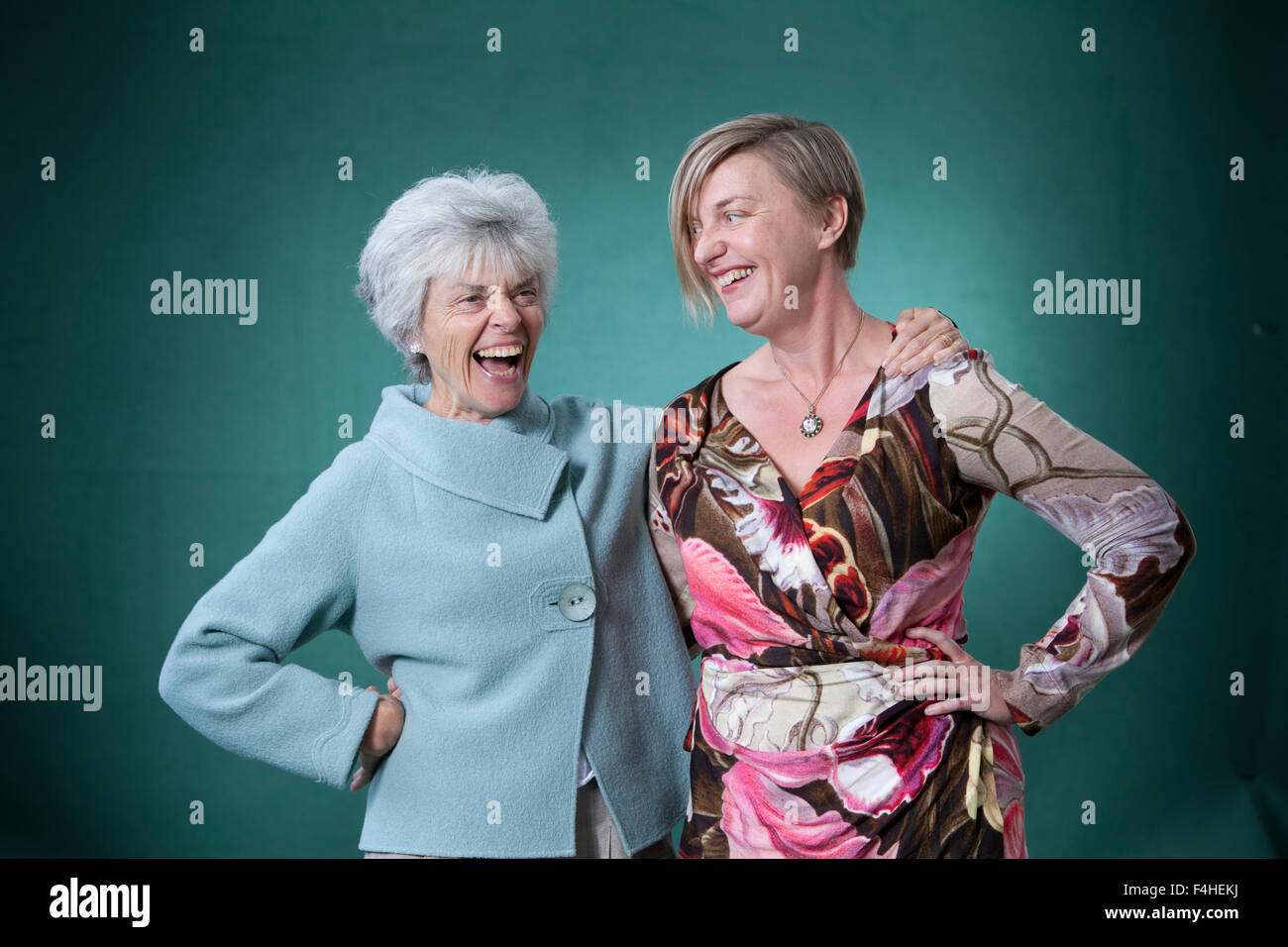 Jean Seaton (à gauche), professeur de l'histoire des médias, et Charlotte Higgins, l'écrivain et journaliste britannique, à l'Edinburgh International Book Festival 2015. Edimbourg, Ecosse. 26 août 2015 Banque D'Images