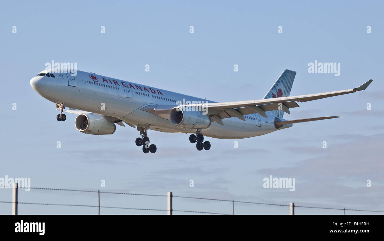 Air Canada Airbus A330 C-GFAF entrée en terre à l'aéroport de Londres Heathrow LHR Banque D'Images