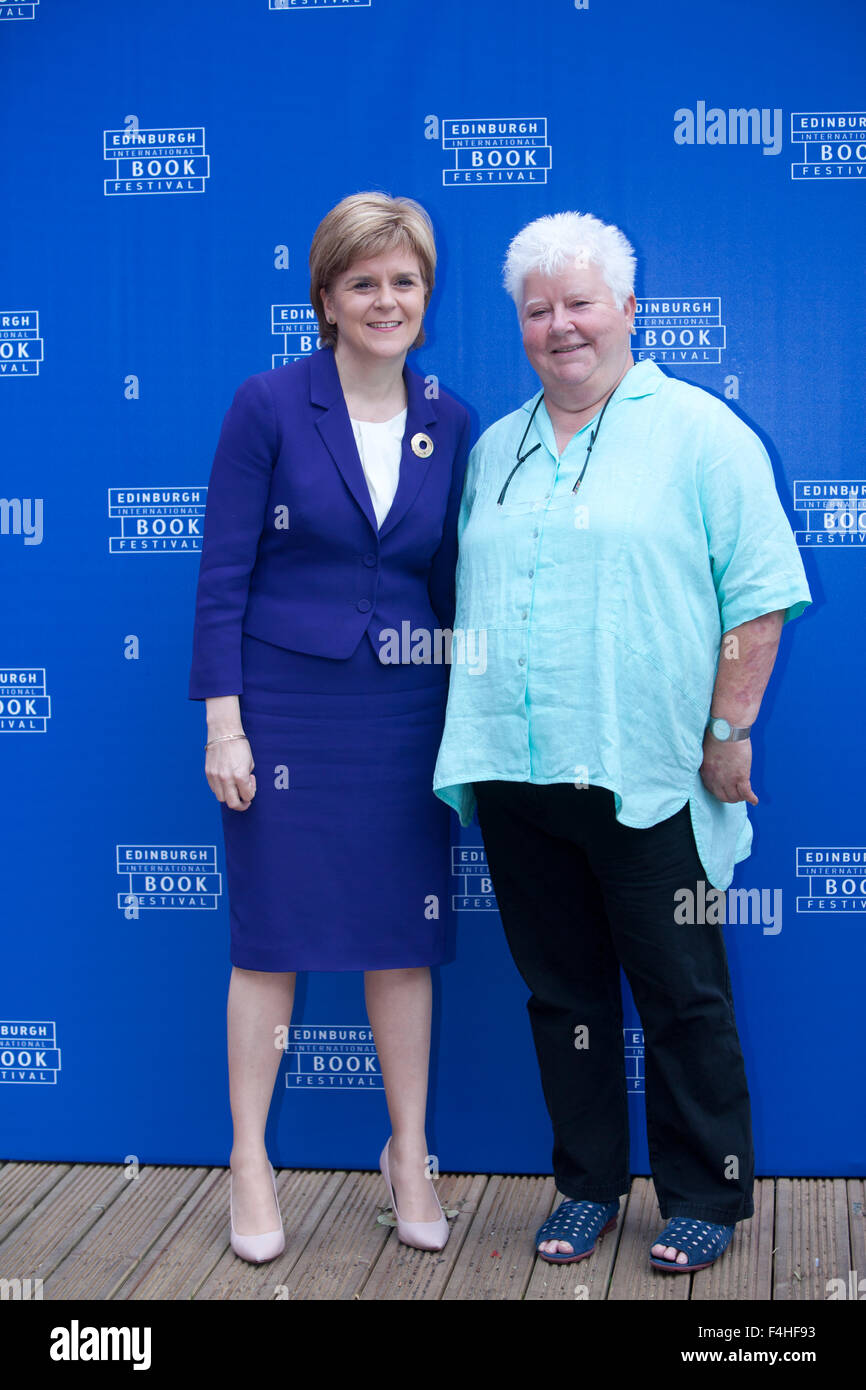 Nicola Sturgeon, Premier Ministre de l'Ecosse (à gauche) avec le Val McDermid, écrivain écossais, à l'Edinburgh International Book Festival 2015. Edimbourg, Ecosse. 26 août 2015 Banque D'Images