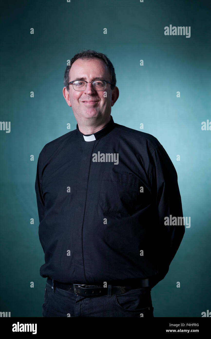 Richard Coles est un musicien anglais, journaliste et prêtre de l'Église d'Angleterre, et l'auteur, à l'Edinburgh International Book Festival 2015. Edimbourg, Ecosse. 26 août 2015 Banque D'Images