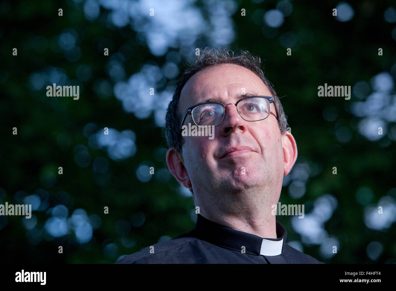 Richard Coles est un musicien anglais, journaliste et prêtre de l'Église d'Angleterre, et l'auteur, à l'Edinburgh International Book Festival 2015. Edimbourg, Ecosse. 26 août 2015 Banque D'Images