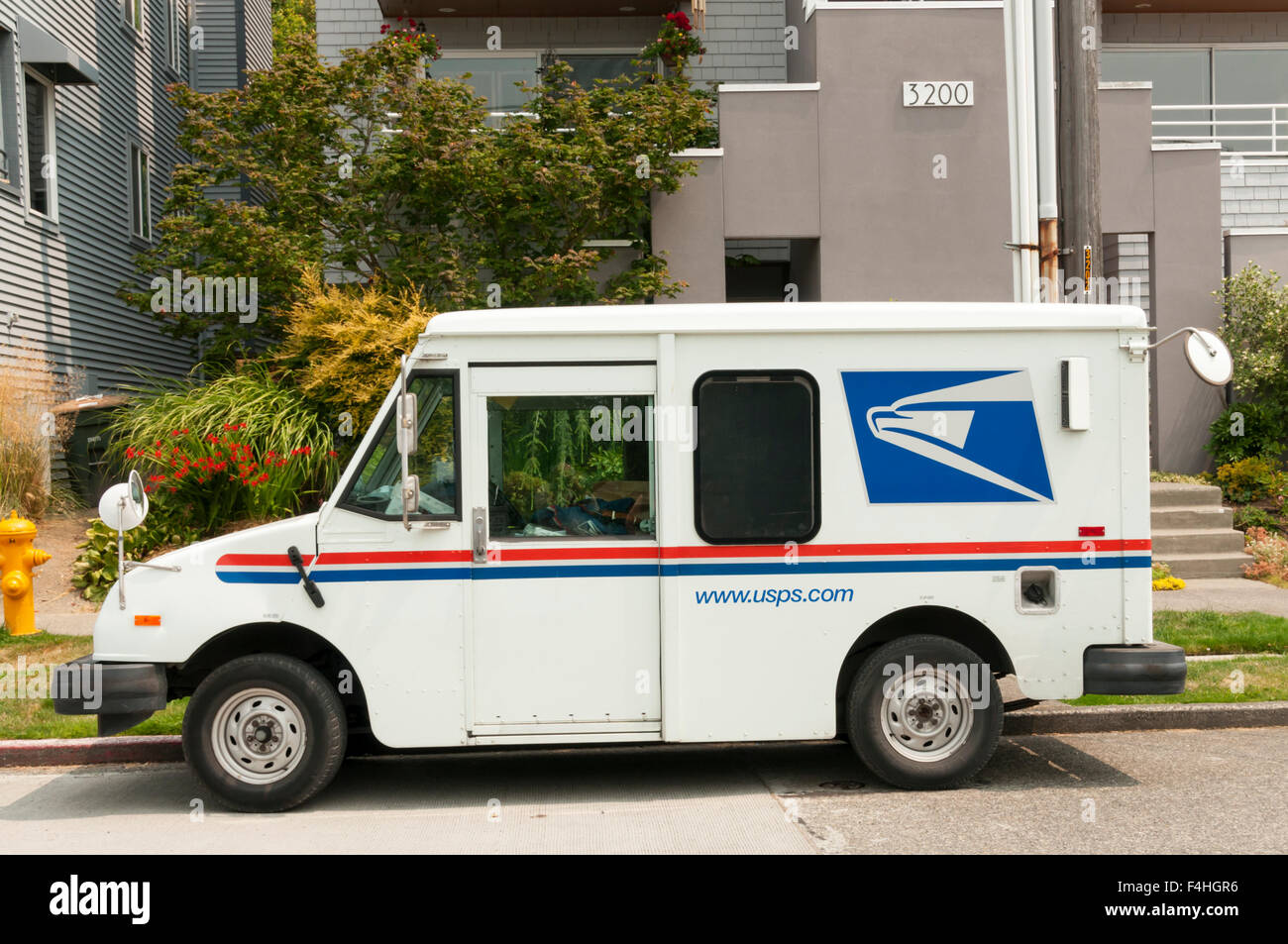 Un Service postal des États-Unis van dans West Seattle. Banque D'Images