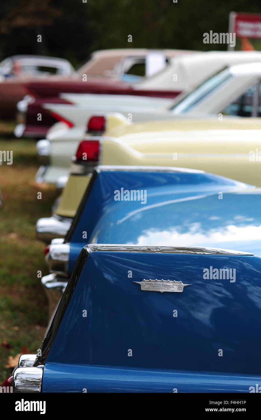 American fait Véhicules Cadillac des années 50, époque montrant leurs nageoires et des lumières Banque D'Images