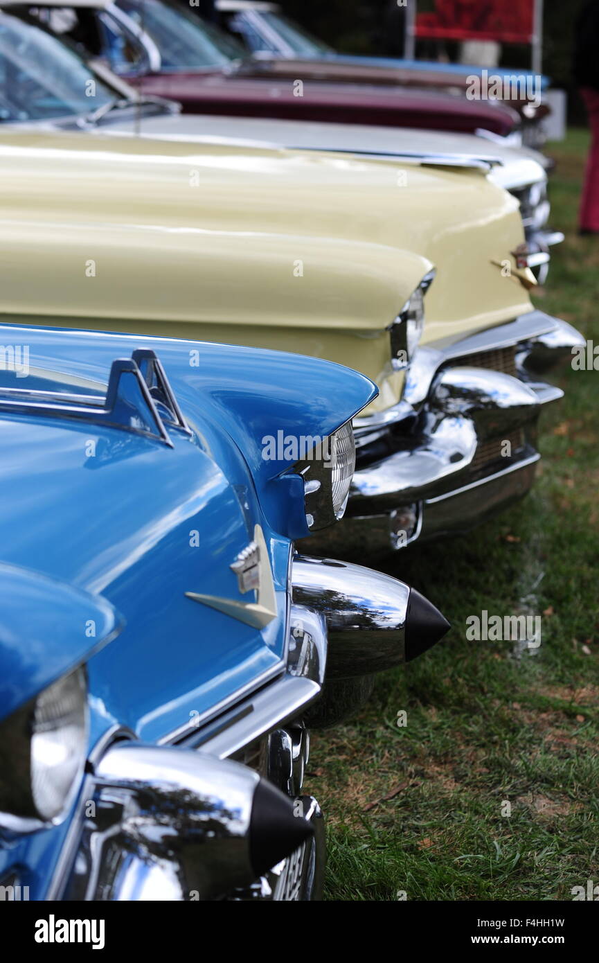 American fait Véhicules Cadillac des années 50, époque montrant leurs nageoires et des lumières Banque D'Images
