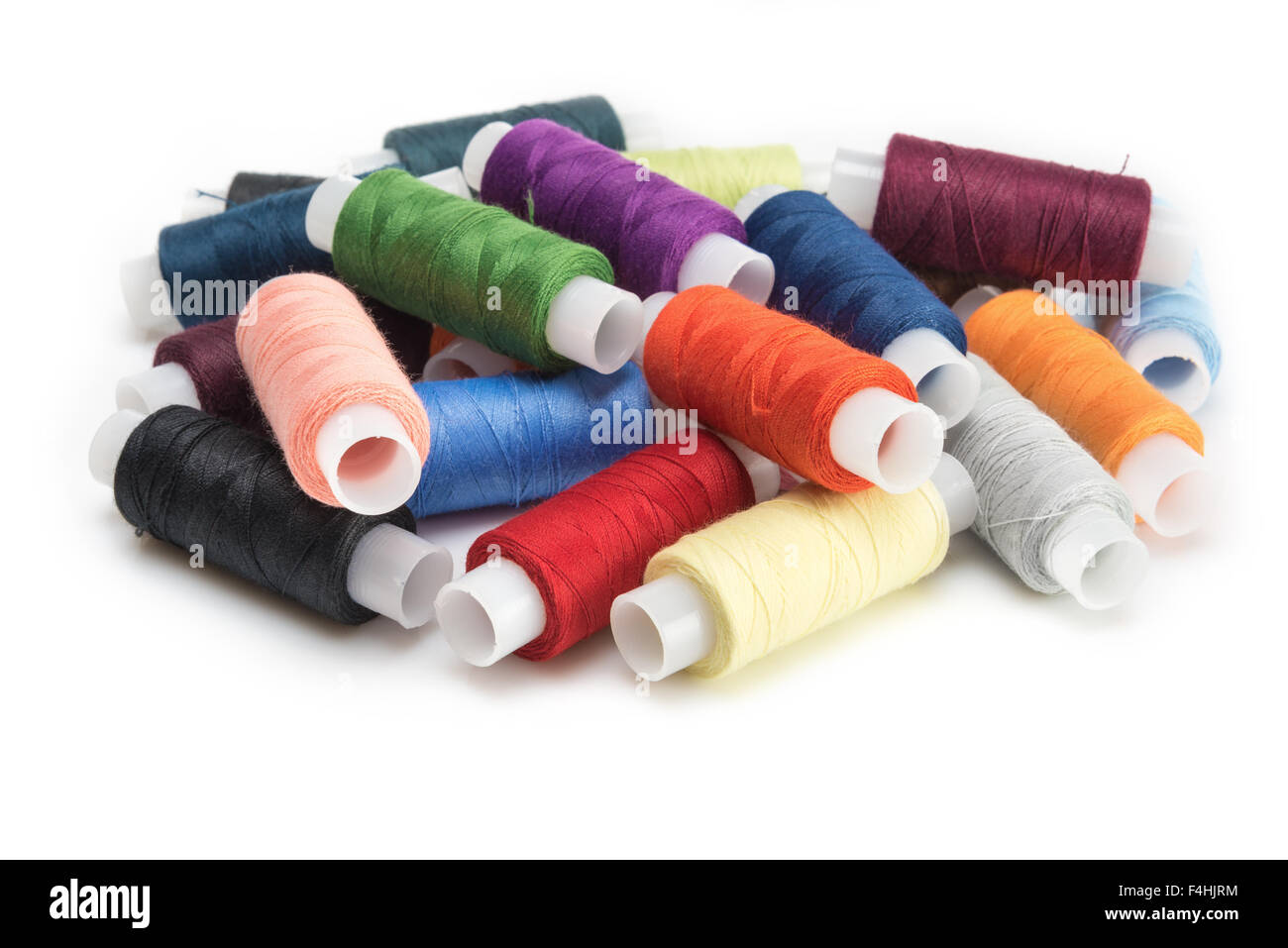 Fils multicolores pour la couture sur bobines isolé sur fond blanc Banque D'Images