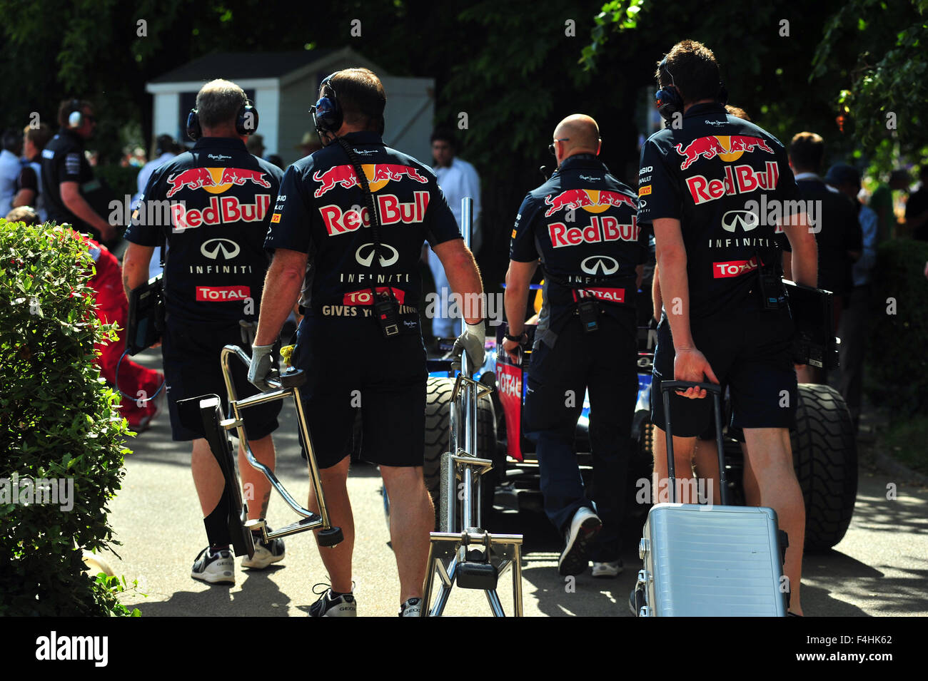 Red Bull F1 Team dans l'équipement de traction mécanique paddock au Goodwood Festival of Speed au Royaume-Uni. Banque D'Images