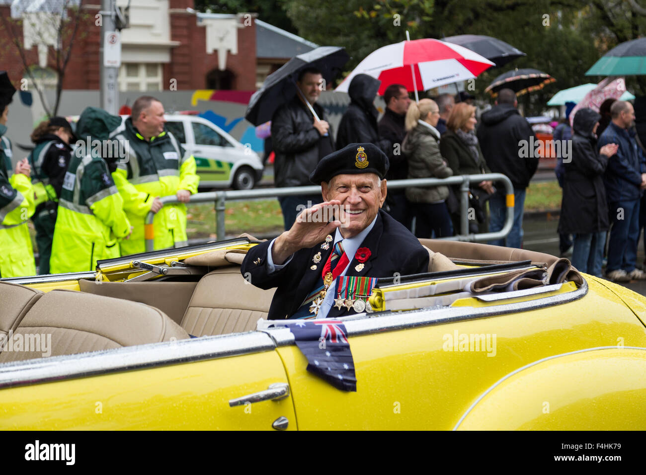 Melbourne, Australie - 25 Avril 2015 : un ancien combattant est conduit autour et brandit au gens à l'ANZAC day parade. Banque D'Images