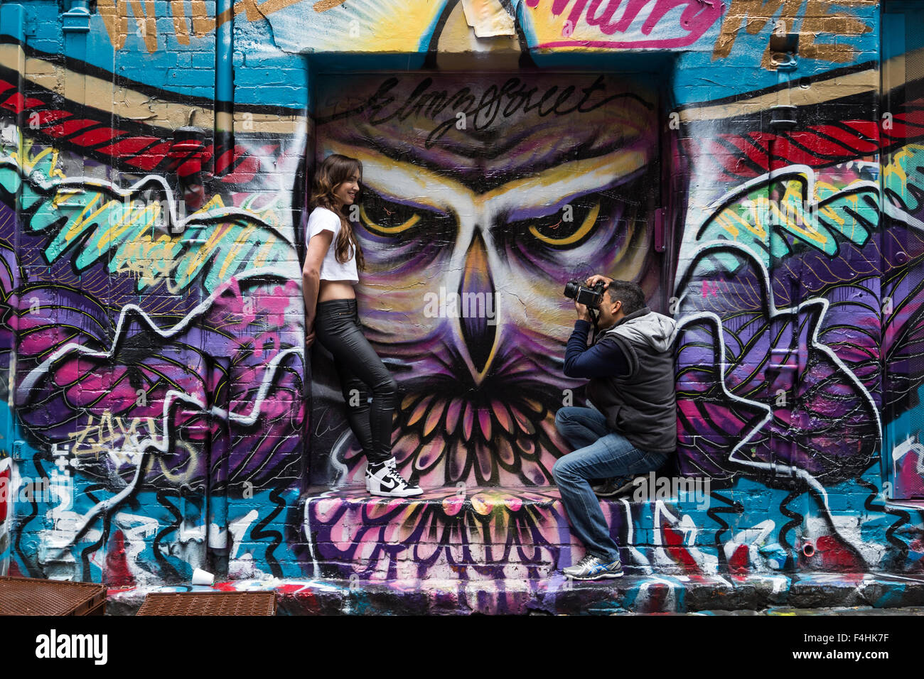 Melbourne, Australie - 25 Avril 2015 : un photographe et un modèle comportant une séance photo devant un mur de graffiti dans le célèbre Banque D'Images