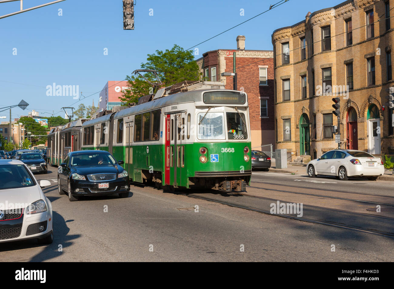 Un train sortant de la MBTA Huntington Avenue Ligne Mission approches Park Station à Boston, Massachusetts. Banque D'Images