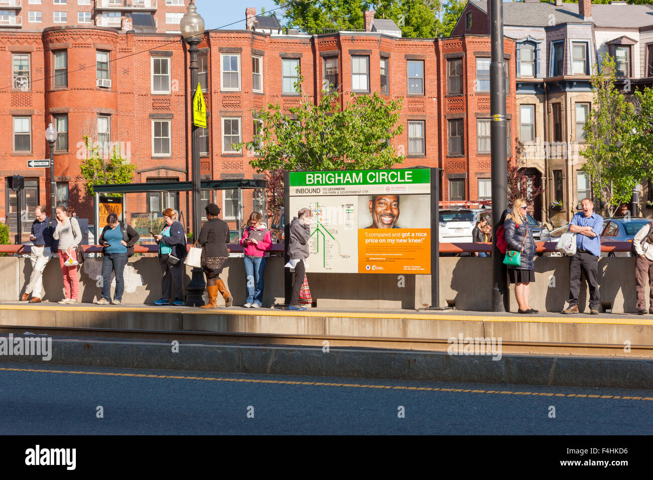Les gens attendent pour un train entrant au Brigham Circle Station sur la ligne MBTA Huntington Avenue à Boston, Massachusetts. Banque D'Images