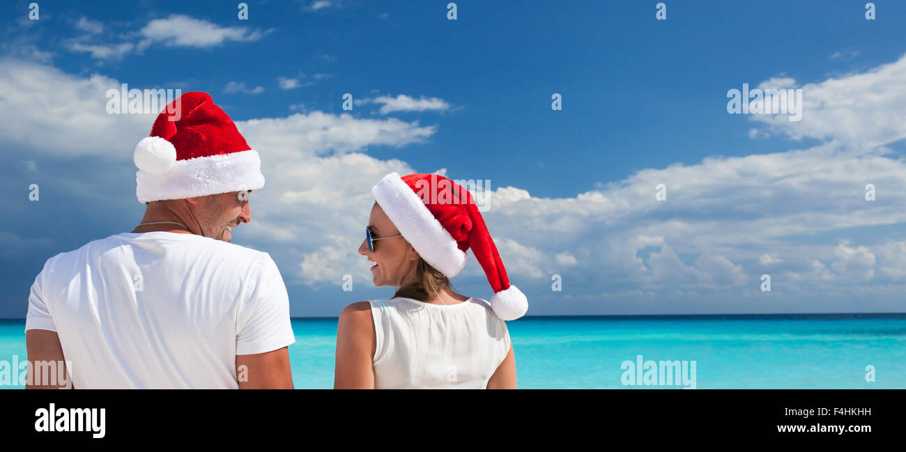 Heureux couple celebrating Christmas on beach Banque D'Images