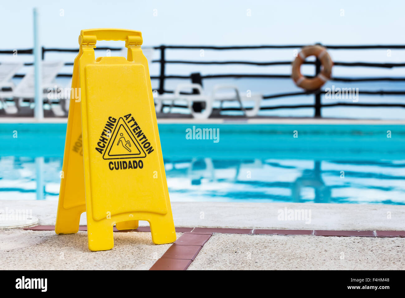 Panneau d'avertissement plancher mouillé près d'une piscine Banque D'Images Panneau d'avertissement plancher mouillé près d'une piscine Banque D'Images